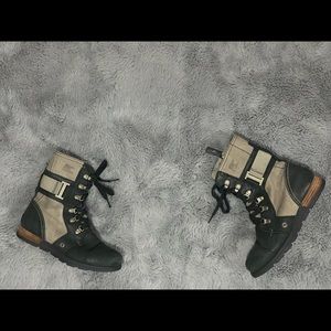 Sorrel women’s  Carly Combat boot   (major/Quary)